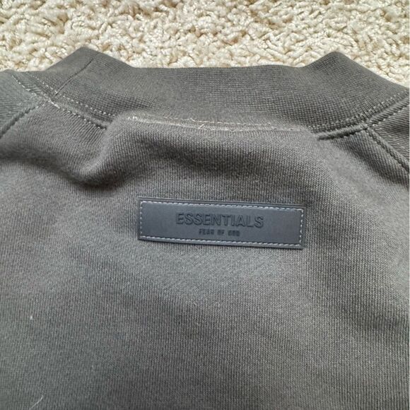 Fear of God Essentials Crewneck Sweatshirt Off Black NWT Size XS - Picture 10 of 10